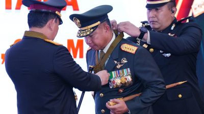 Panglima TNI Jenderal Agus Subiyanto Terima Bintang Bhayangkara Utama dari Kapolri